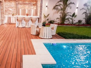 Soluciones para disfrutar el deck al borde de tu piscina