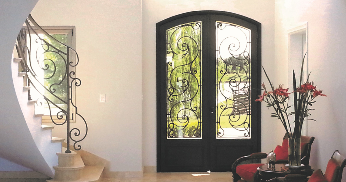 Mirá este luminoso hall de entrada con una bellisima puerta de hierro Del Hierro Design. En el Showroom podés ver muchos modelos en stock. Catalogo online  www.delhierrodesign.com