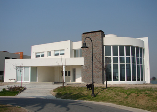 Arquinova Casas y Estudio Tomás y Fredi Llosa