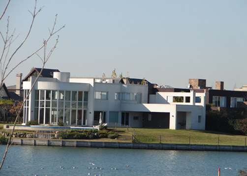 Arquinova Casas y Estudio Tomás y Fredi Llosa