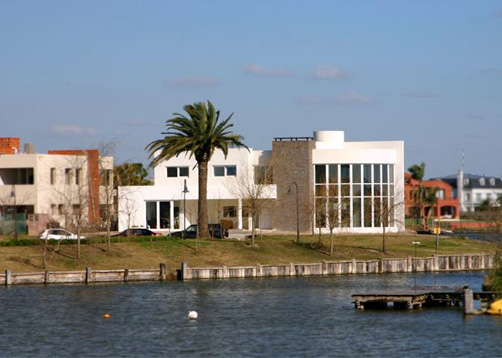 Arquinova Casas y Estudio Tomás y Fredi Llosa