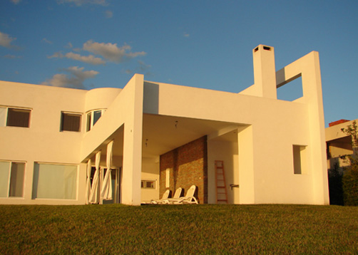 Arquinova Casas y Estudio Tomás y Fredi Llosa