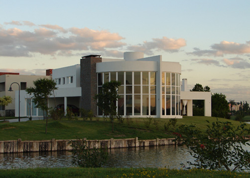 Arquinova Casas y Estudio Tomás y Fredi Llosa