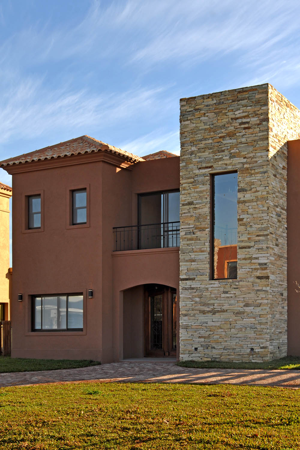 Arquinova Casas y Estudio Tomás y Fredi Llosa