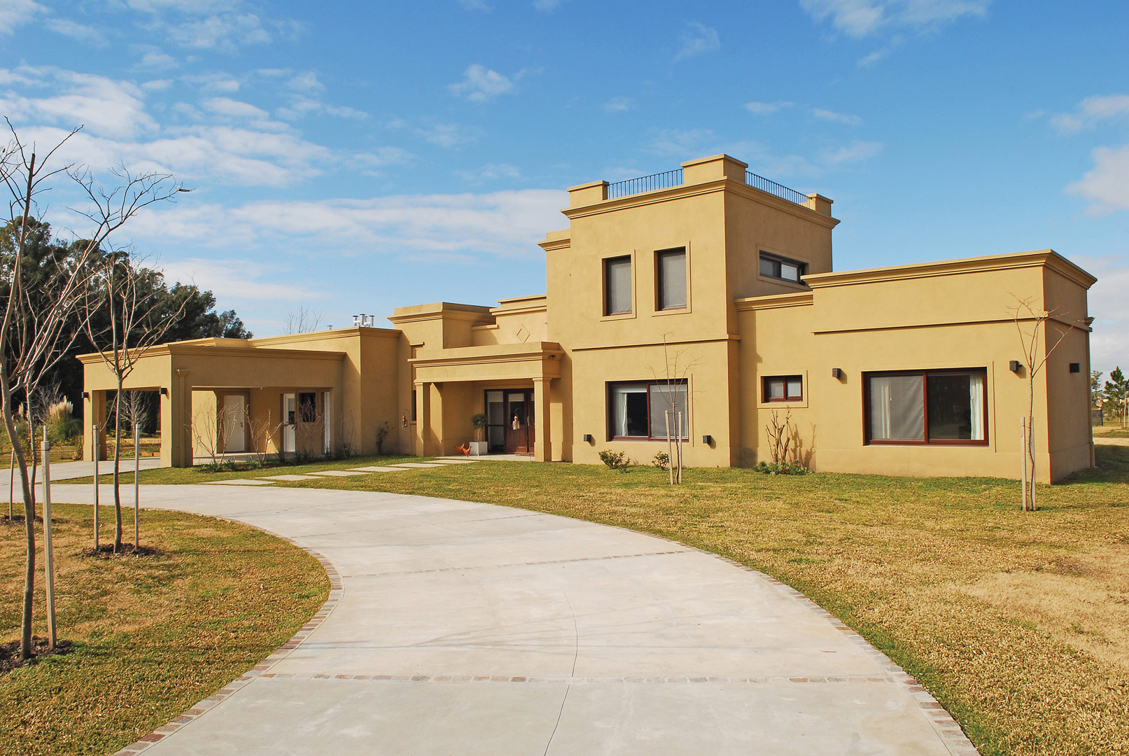 Arquinova Casas y Estudio Tomás y Fredi Llosa