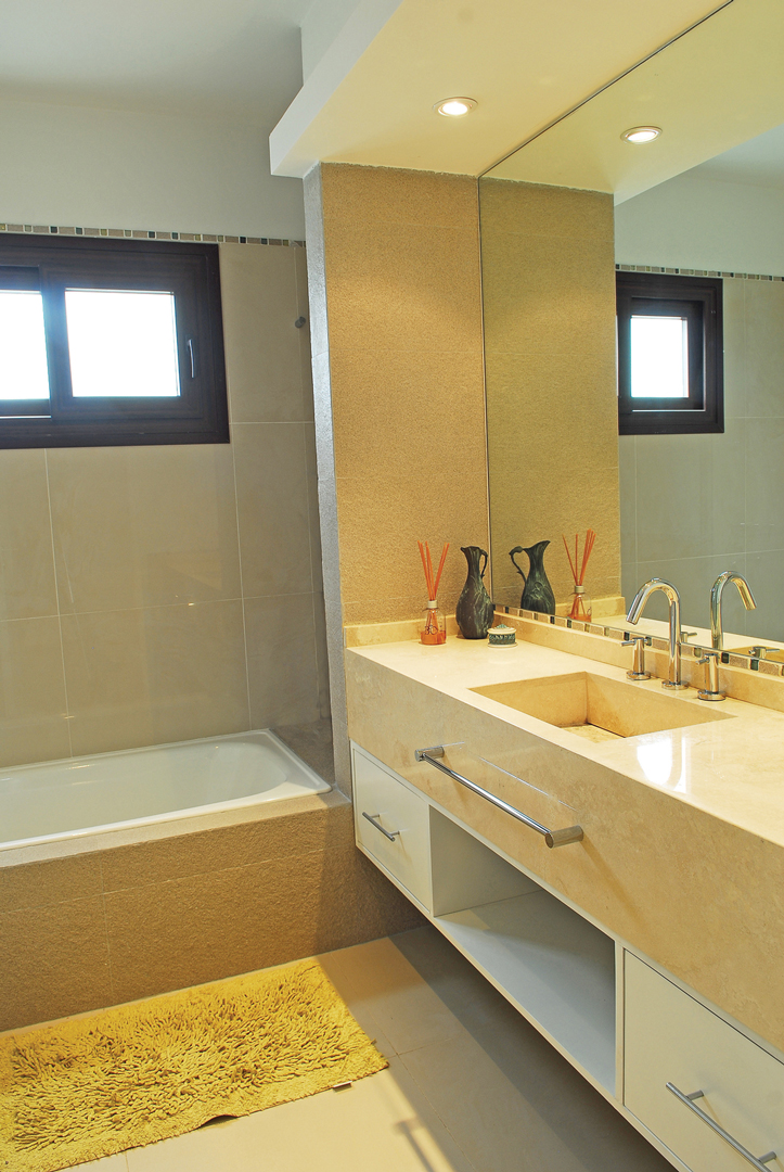 Arquinova Casas y Estudio Tomás y Fredi Llosa