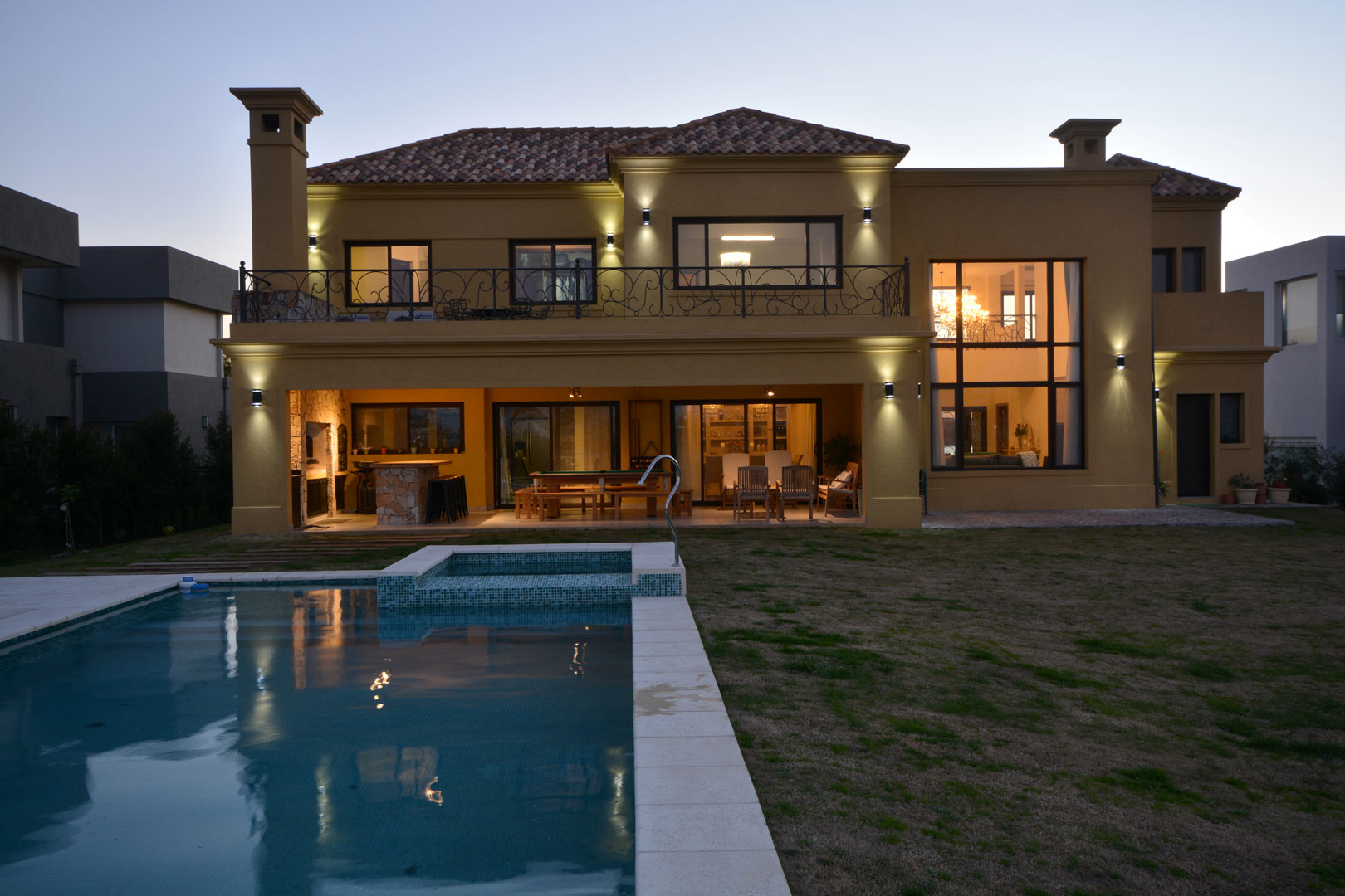 Arquinova Casas y Estudio Tomás y Fredi Llosa