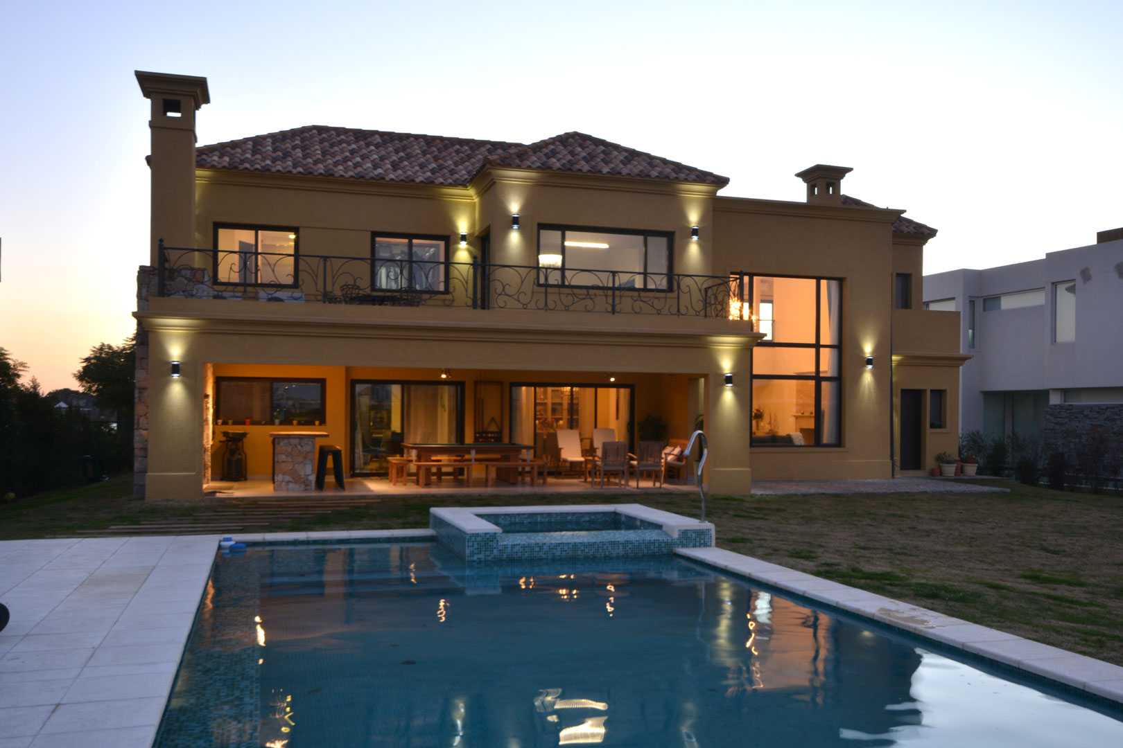 Arquinova Casas y Estudio Tomás y Fredi Llosa