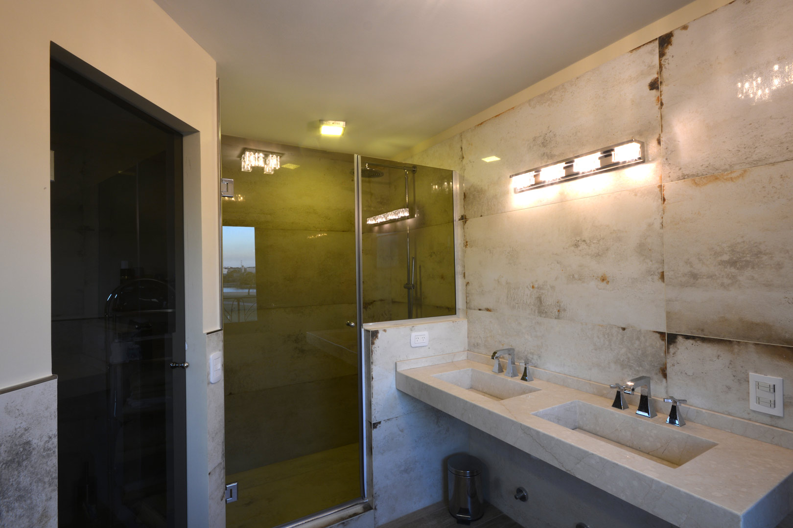 Arquinova Casas y Estudio Tomás y Fredi Llosa