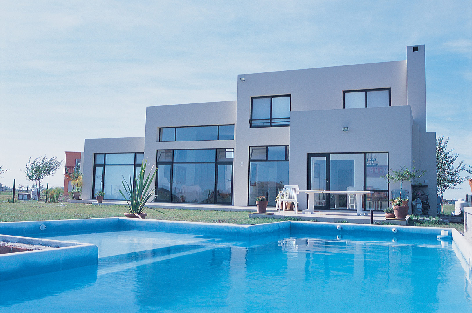Arquinova Casas y Estudio Tomás y Fredi Llosa