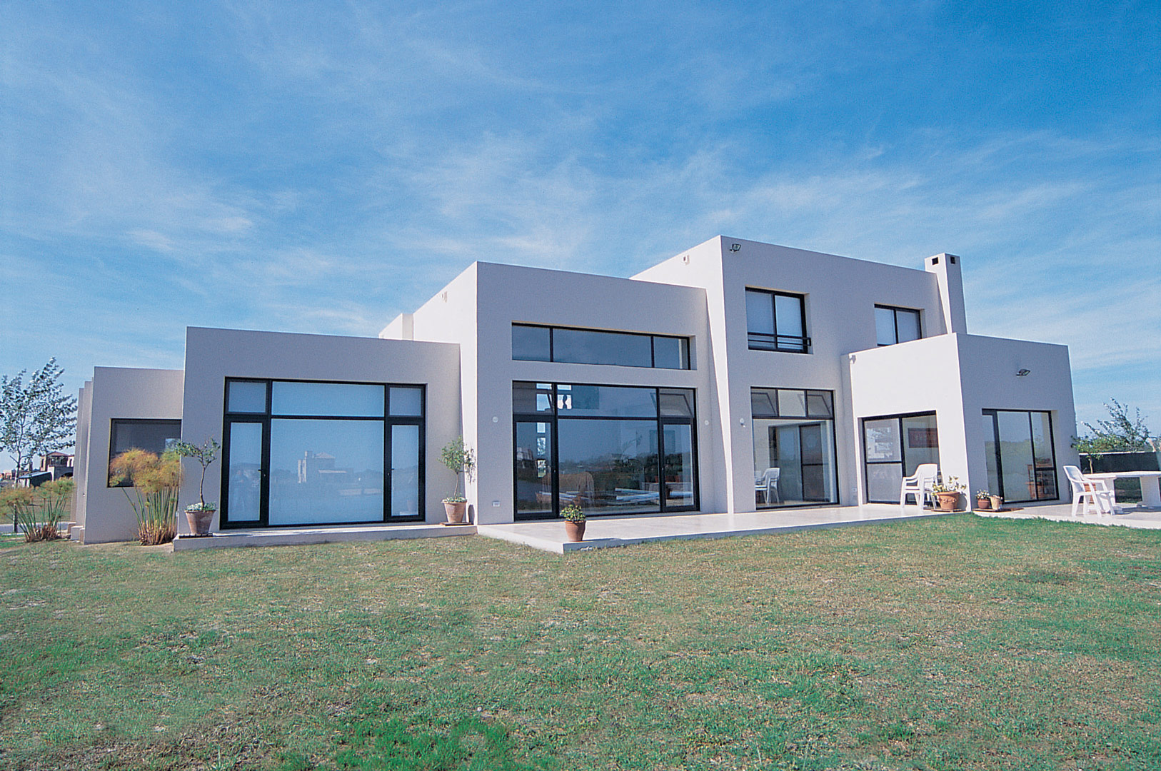 Arquinova Casas y Estudio Tomás y Fredi Llosa