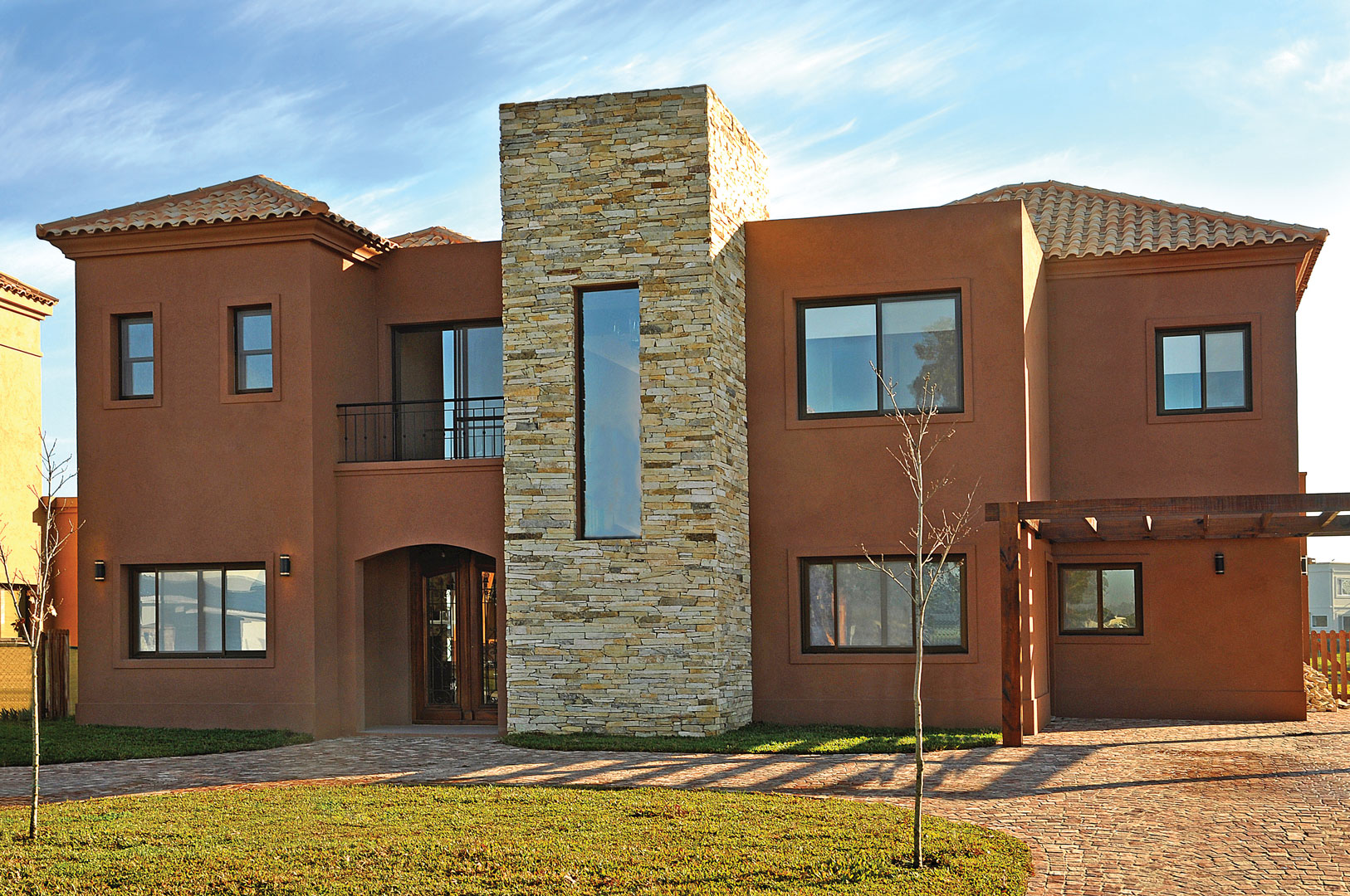 Arquinova Casas y Estudio Tomás y Fredi Llosa