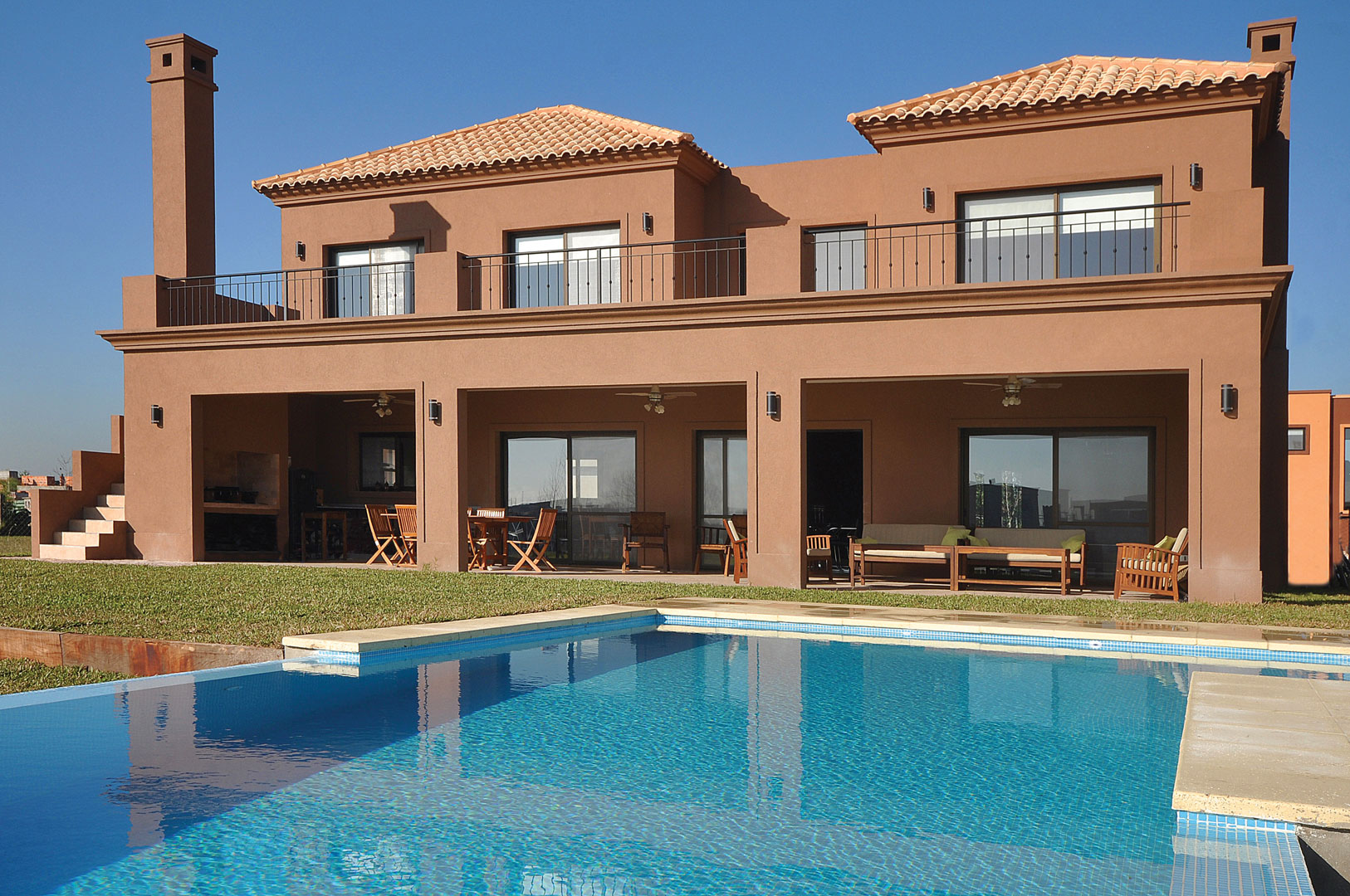 Arquinova Casas y Estudio Tomás y Fredi Llosa