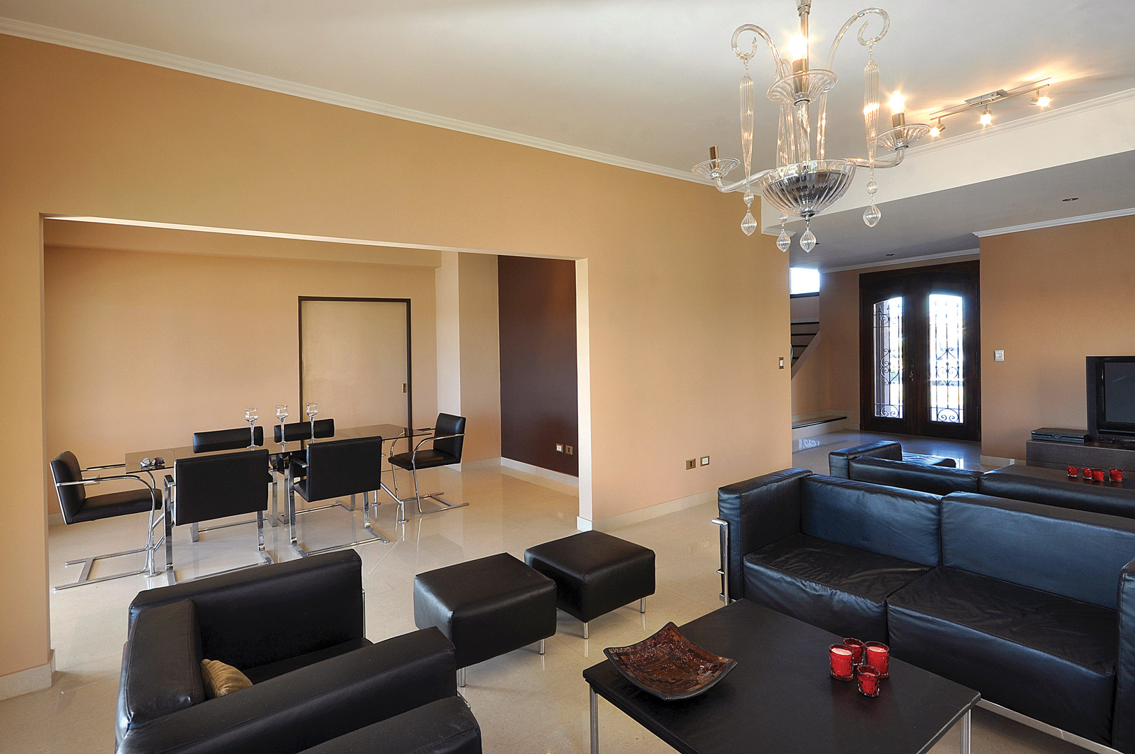 Arquinova Casas y Estudio Tomás y Fredi Llosa