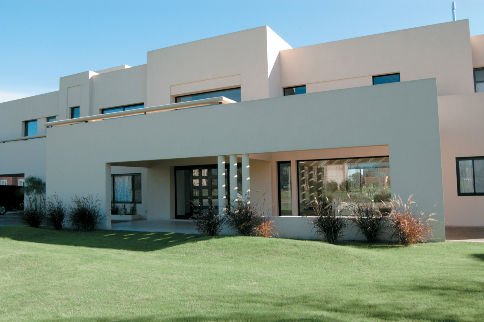 Arquinova Casas y Estudio Tomás y Fredi Llosa