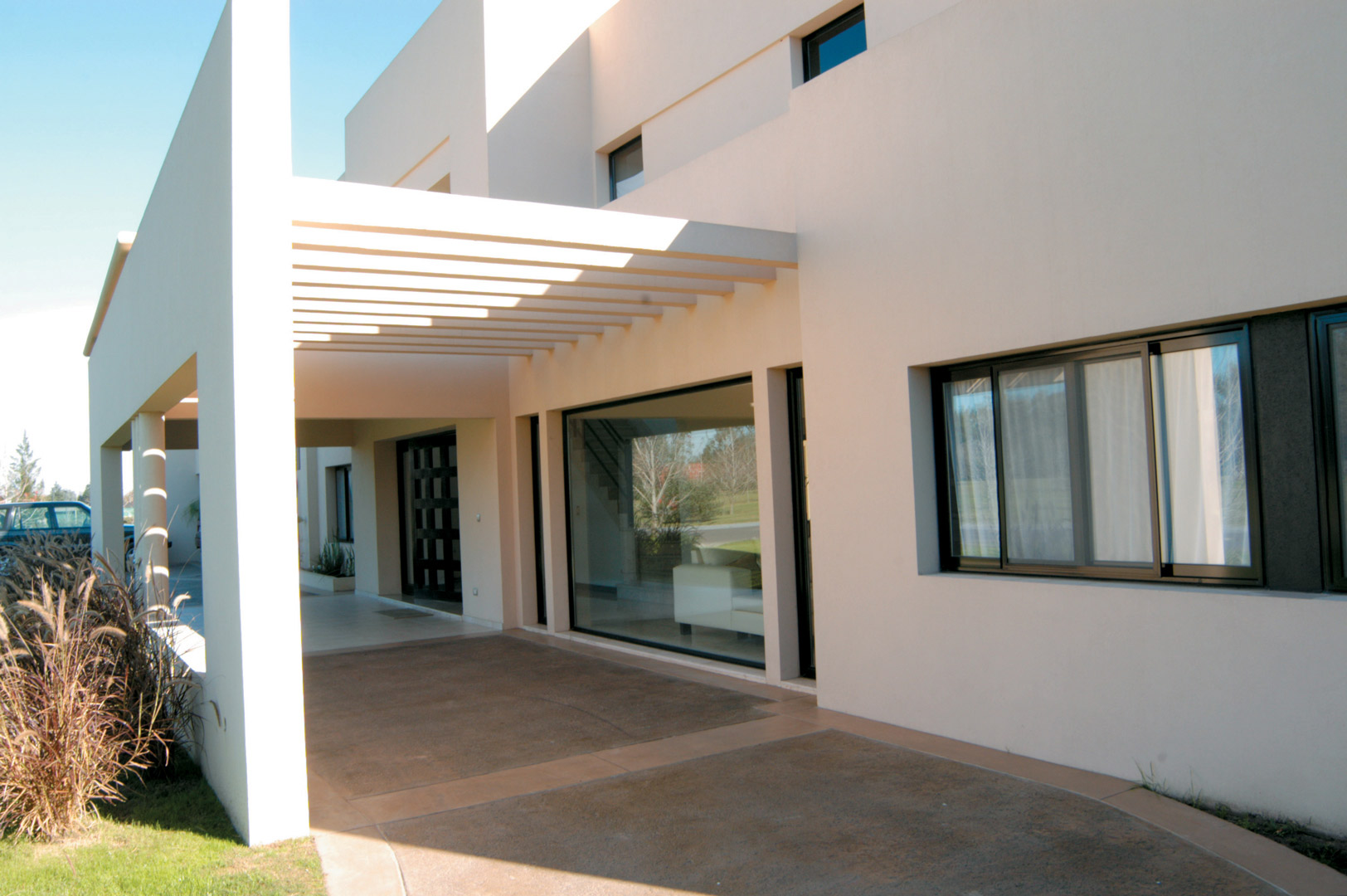 Arquinova Casas y Estudio Tomás y Fredi Llosa