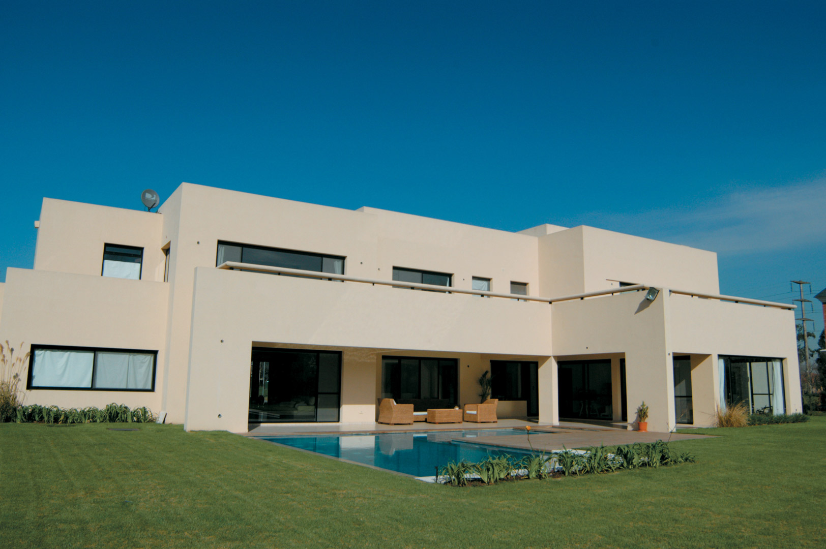 Arquinova Casas y Estudio Tomás y Fredi Llosa