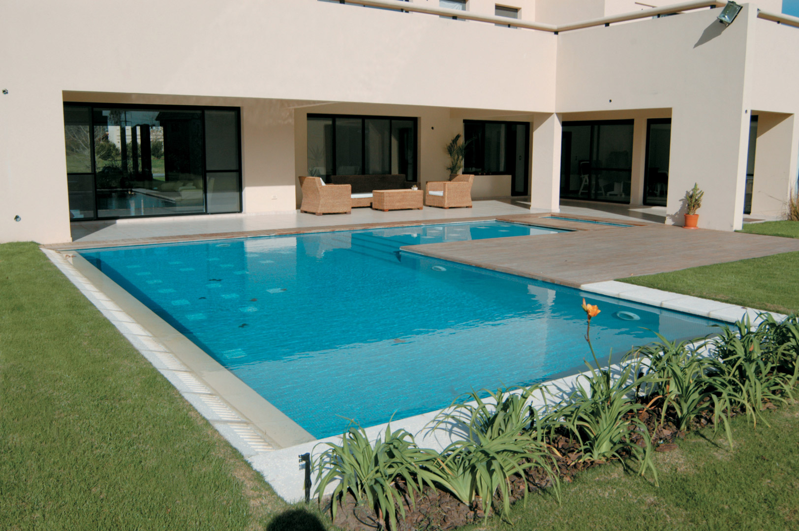 Arquinova Casas y Estudio Tomás y Fredi Llosa