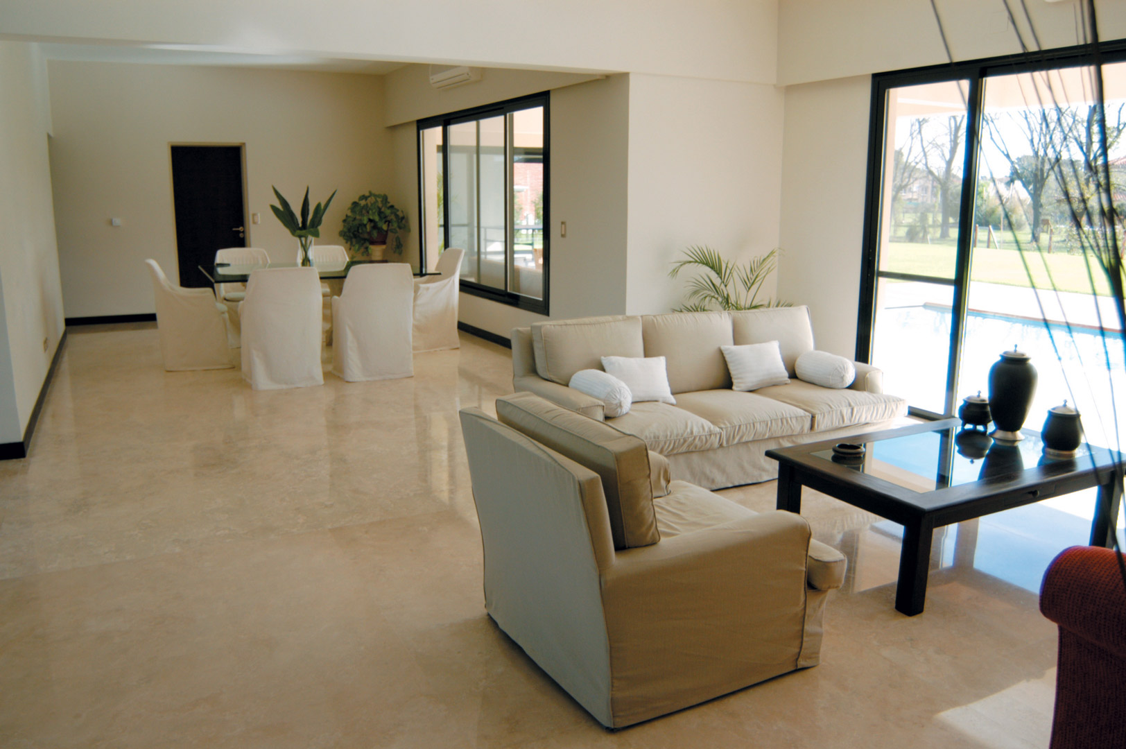 Arquinova Casas y Estudio Tomás y Fredi Llosa