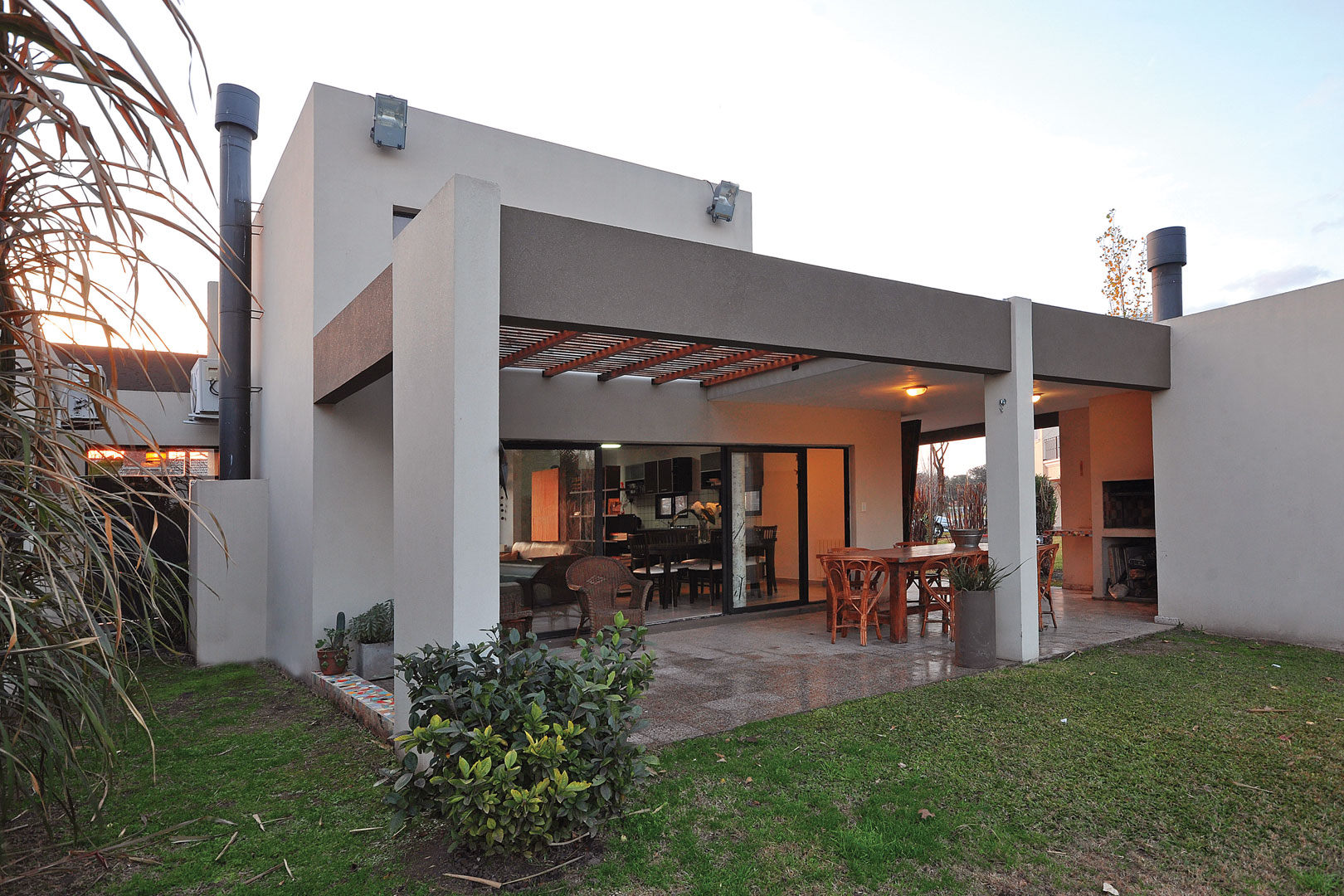 PAVLOFF - REGALINI & Asociados / Estudio de Arquitectura
